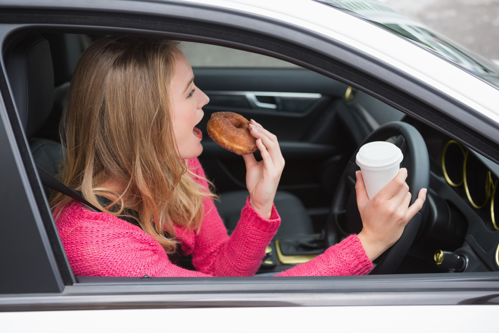 車内についた食べ物のにおいを消す方法 消臭ガイド